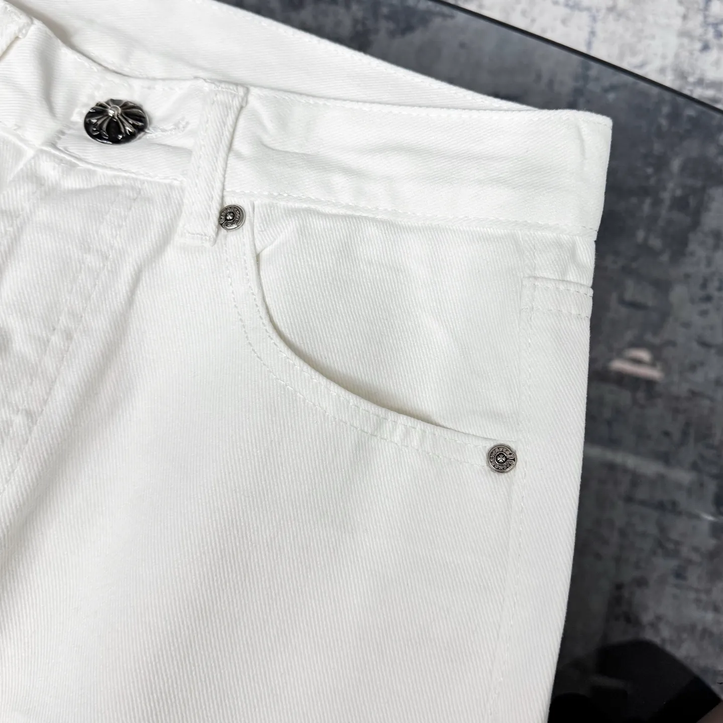 P280 Chrome Hearts/Chrome Hearts 25FW CH top denim large cross leather jeans (white) Chrome Hearts white cow king jeans Chrome Hearts' most popular color pants are made of beaded canvas fabric. Heavy washing makes the upper body of the fabric more textured and the pants are tall and straight! The three-dimensional cutting of the whole trousers is a masterpiece! The hardware is customized by zp. The beaded canvas fabric is thick and soft after being washed. It has good breathability. Customized small leather label. Unique design. The details are in place, simple and elegant, and the workmanship is exquisite. The whole trousers are neatly routed and the details are in place. Look for the correct version. Size: 28 30 32 34 (corresponding to s-xl) Detailed size can be found in Figure 9